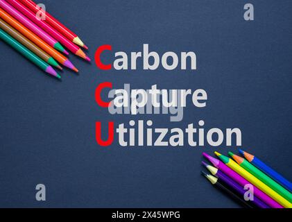 Simbolo di utilizzo della cattura del carbonio CCU. Parole concettuali CCU Carbon Capture Utilization. Splendido sfondo nero. Matite colorate. Business ecologico Foto Stock