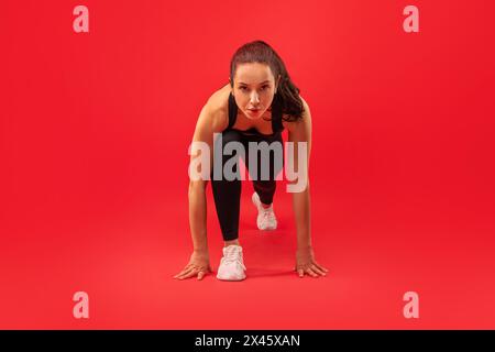 Donna in bianco e nero che esegue il supporto Foto Stock