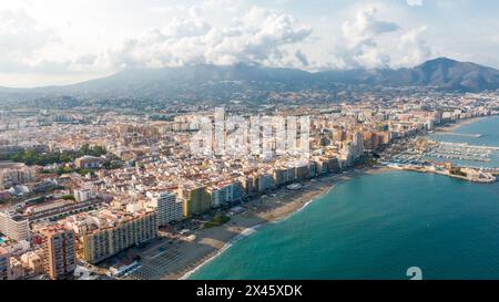 Fuengirola Spagna, vista aerea sulla costa del mare e degli edifici. Foto con drone della città costiera Foto Stock