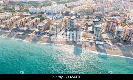 Fuengirola Spagna, vista aerea sulla costa del mare e degli edifici. Foto con drone della città costiera Foto Stock