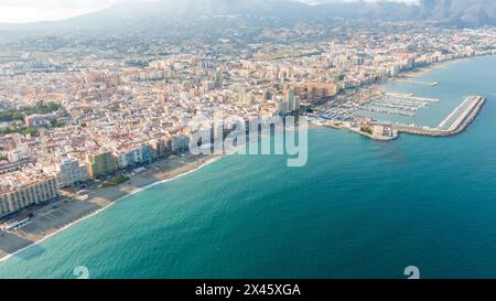 Fuengirola Spagna, vista aerea sulla costa del mare e degli edifici. Foto con drone della città costiera Foto Stock