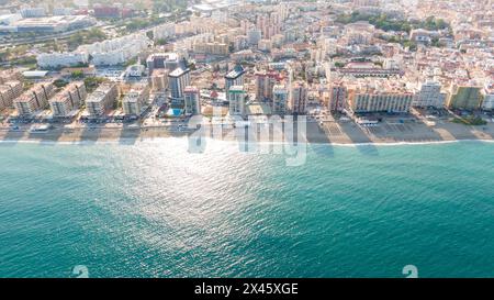 Fuengirola Spagna, vista aerea sulla costa del mare e degli edifici. Foto con drone della città costiera Foto Stock