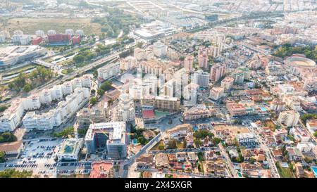 Fuengirola Spagna, vista aerea sulla costa del mare e degli edifici. Foto con drone della città costiera Foto Stock