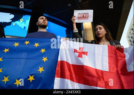 Agenti stranieri Bill protesta in Polonia. I cittadini hanno le bandiere dell'Unione europea e della Georgia e un cartello che recita "Sì all'Europa" - "No" al diritto russo mentre si radunano al di fuori dell'edificio della Commissione europea in Polonia il 30 aprile 2024 a Varsavia, Polonia. Una dozzina di georgiani che vivono in Polonia si sono radunati fuori dall'ufficio polacco della Commissione europea per protestare contro il cosiddetto disegno di legge sugli agenti esteri che sta attraversando il parlamento. Se la legge entrerà in vigore, potrebbe minare le speranze di accesso della Georgia all'Unione europea. Varsavia Polonia Copyright: XAleksanderxKalkax Foto Stock