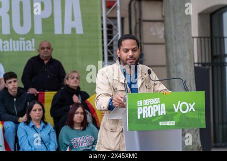 Riunione VOX nella città di Mataró, con lo slogan "in autodifesa", con il candidato alle elezioni catalane Ignacio Garriga, in una delle piazze più conflittuali della regione catalana di Maresme. Anche se alcuni gridi contro il partito Abascal sono stati ascoltati, l'evento ha proceduto normalmente. Incontro de Vox en la ciudad de Mataró, bajo el lema de 'en defensa propia', con el candidato a las elecciones catalanas Ignacio Garriga, en una de las plazas más confltivas de la ciudad de la comarca catalana del Maresme. A pesar de que se han escuchado algunos gritos en contra del partido de Foto Stock