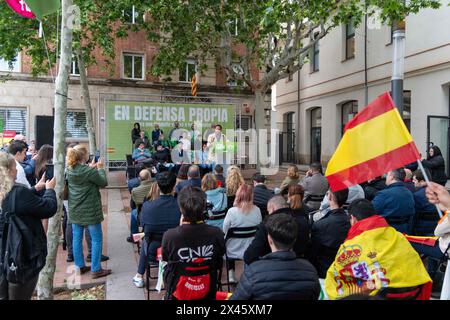 Riunione VOX nella città di Mataró, con lo slogan "in autodifesa", con il candidato alle elezioni catalane Ignacio Garriga, in una delle piazze più conflittuali della regione catalana di Maresme. Anche se alcuni gridi contro il partito Abascal sono stati ascoltati, l'evento ha proceduto normalmente. Incontro de Vox en la ciudad de Mataró, bajo el lema de 'en defensa propia', con el candidato a las elecciones catalanas Ignacio Garriga, en una de las plazas más confltivas de la ciudad de la comarca catalana del Maresme. A pesar de que se han escuchado algunos gritos en contra del partido de Foto Stock