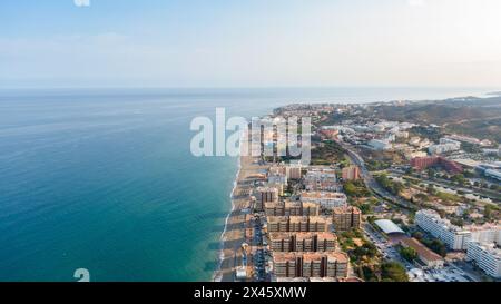 Fuengirola Spagna, vista aerea sulla costa del mare e degli edifici. Foto con drone della città costiera Foto Stock