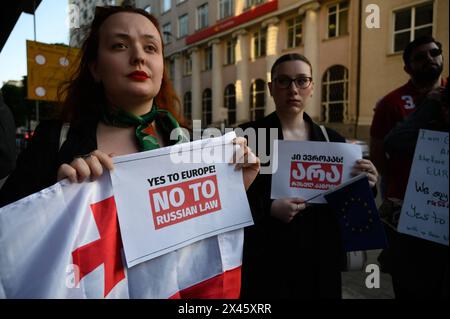 Agenti stranieri Bill protesta in Polonia. La gente tiene le bandiere della Georgia e un cartello che recita "Sì all'Europa" - "No" alla legge russa mentre si radunano fuori dall'edificio della Commissione europea in Polonia il 30 aprile 2024 a Varsavia, in Polonia. Una dozzina di georgiani che vivono in Polonia si sono radunati fuori dall'ufficio polacco della Commissione europea per protestare contro il cosiddetto disegno di legge sugli agenti esteri che sta attraversando il parlamento. Se la legge entrerà in vigore, potrebbe minare le speranze di accesso della Georgia all'Unione europea. Varsavia Polonia Copyright: XAleksanderxKalkax Foto Stock