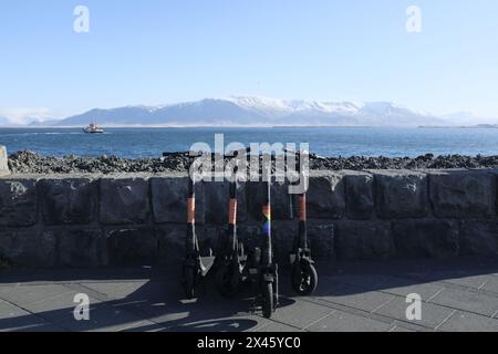 Parco di scooter elettrici sulla passeggiata di Reykjavik, Islanda Foto Stock