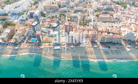 Fuengirola Spagna, vista aerea sulla costa del mare e degli edifici. Foto con drone della città costiera Foto Stock