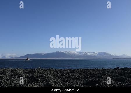 Passeggiata di Reykjavik, con vista sul monte Esja, Islanda Foto Stock