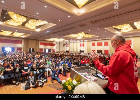 Chicago, Illinois - Shawn Fain, presidente della United Auto Workers union, parla alla conclusione della conferenza Labor Notes del 2024. Quell'evento br Foto Stock