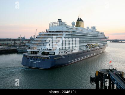 Una vista della nave da crociera SAGA Spirit of Discovery, lasciando Portsmouth Harbour, Regno Unito, Europa domenica sera 28 aprile 2024 Foto Stock