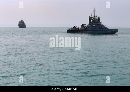 29 aprile 2024, Golfo Persico, Bushehr, Iran: IRIS 112 Shahid (martire) Salimi nave da guerra (R) del corpo delle guardie rivoluzionarie islamiche (IRGC) sta navigando lungo il Golfo Persico durante la parata marina dell'IRGC per commemorare la giornata nazionale del Golfo Persico vicino alla centrale nucleare di Bushehr nella città portuale di Bushehr, provincia di Bushehr, nel sud dell'Iran. L'Iran celebra l'anniversario della liberazione del sud del paese dall'occupazione portoghese nel 1622 come "giornata nazionale del Golfo Persico" a Bushehr il 29 aprile 2024. La data coincide con l'anniversario di una campagna militare di successo di Shah Abbas Foto Stock