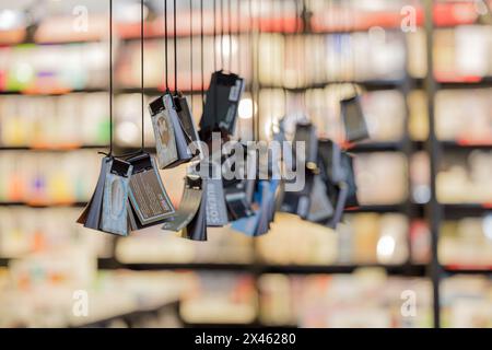 Buenos Aires, Argentina; 26 aprile 2024: Piccoli libri appesi alla fiera del libro di Buenos Aires. Foto Stock