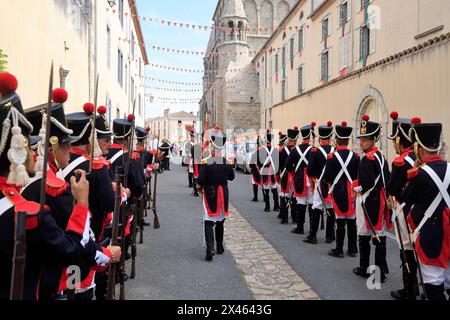 Le Dorat, Francia. Soldati della guardia napoleonica durante le ostensioni settenili di Dorat che celebrano le reliquie di Sant'Israele e San Teo Foto Stock