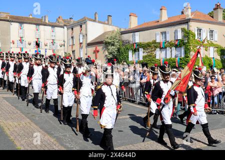 Le Dorat, Francia. Soldati della guardia napoleonica durante le ostensioni settenili di Dorat che celebrano le reliquie di Sant'Israele e San Teo Foto Stock