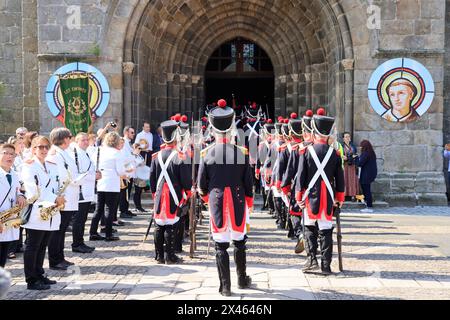 Le Dorat, Francia. Soldati della guardia napoleonica durante le ostensioni settenili di Dorat che celebrano le reliquie di Sant'Israele e San Teo Foto Stock