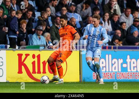 Coventry, Regno Unito. 30 aprile 2024. Massimo Luongo di Ipswich è inseguito da Matthew Godden di Coventry durante l'EFL Sky Bet Championship match tra Coventry City e Ipswich Town alla Coventry Building Society Arena, Coventry, Inghilterra, il 30 aprile 2024. Foto di Stuart Leggett. Solo per uso editoriale, licenza richiesta per uso commerciale. Non utilizzare in scommesse, giochi o pubblicazioni di singoli club/campionato/giocatori. Crediti: UK Sports Pics Ltd/Alamy Live News Foto Stock