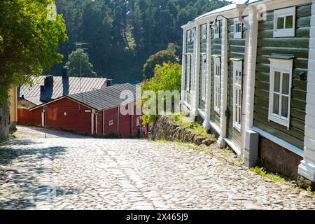 Porvoo, Finlandia - 2 settembre: Strette strade acciottolate della città vecchia di Porvoo. Pittoresche case in legno colorate. Centro storico, luogo turistico, punto di riferimento della Finlandia. Caldo giorno d'estate nella campagna nordica. Foto Stock