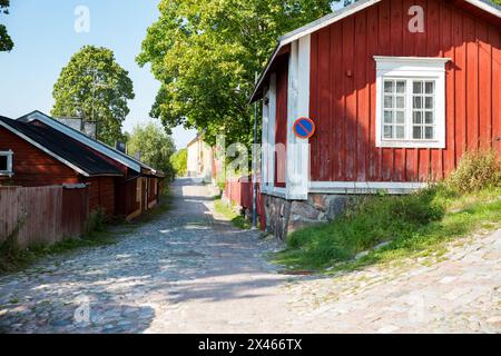 Porvoo, Finlandia - 2 settembre: Strette strade acciottolate della città vecchia di Porvoo. Pittoresche case in legno colorate. Centro storico, luogo turistico, punto di riferimento della Finlandia. Caldo giorno d'estate nella campagna nordica. Foto Stock