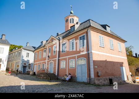 Porvoo, Finlandia - 2 settembre: Strette strade acciottolate della città vecchia di Porvoo. Pittoresche case in legno colorate. Centro storico, luogo turistico, punto di riferimento della Finlandia. Caldo giorno d'estate nella campagna nordica. Foto Stock