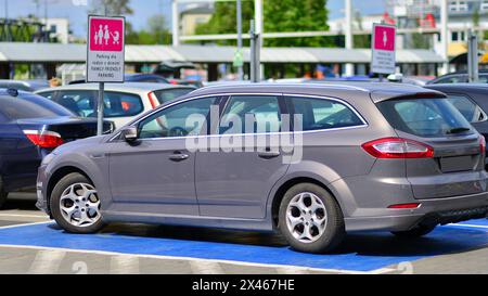 Auto nel parcheggio Foto Stock