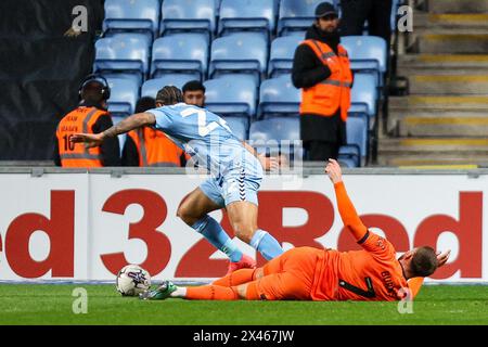 Coventry, Regno Unito. 30 aprile 2024. Joel Latibeaudiere di Coventry & Wes Burns di Ipswich tussle nell'area durante l'EFL Sky Bet Championship match tra Coventry City e Ipswich Town alla Coventry Building Society Arena, Coventry, Inghilterra, il 30 aprile 2024. Foto di Stuart Leggett. Solo per uso editoriale, licenza richiesta per uso commerciale. Non utilizzare in scommesse, giochi o pubblicazioni di singoli club/campionato/giocatori. Crediti: UK Sports Pics Ltd/Alamy Live News Foto Stock