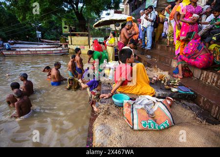 Pellegrini in bagno ad Asi Ghat durante il monsone a Varanasi, India. Foto Stock