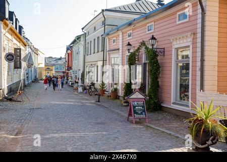 Porvoo, Finlandia - 2 settembre: Strette strade acciottolate della città vecchia di Porvoo. Pittoresche case in legno colorate. Centro storico, luogo turistico, punto di riferimento della Finlandia. Caldo giorno d'estate nella campagna nordica. Foto Stock