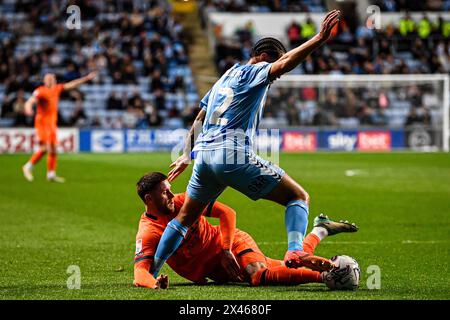 30 aprile 2024; Coventry Building Society Arena, Coventry, Inghilterra; EFL Championship, Coventry City contro Ipswich Town; Wes Burns di Ipswich sfida Joel Latibeaudiere di Coventry per il ballo Foto Stock