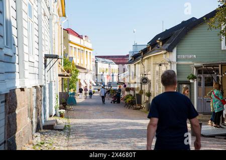 Porvoo, Finlandia - 2 settembre: Strette strade acciottolate della città vecchia di Porvoo. Pittoresche case in legno colorate. Centro storico, luogo turistico, punto di riferimento della Finlandia. Caldo giorno d'estate nella campagna nordica. Foto Stock