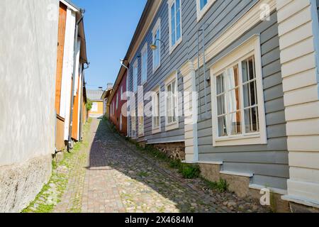 Porvoo, Finlandia - 2 settembre: Strette strade acciottolate della città vecchia di Porvoo. Pittoresche case in legno colorate. Centro storico, luogo turistico, punto di riferimento della Finlandia. Caldo giorno d'estate nella campagna nordica. Foto Stock