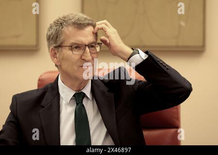 Madrid Spagna; 04/30/2024.- il presidente del PP, Alberto Núñez Feijóo, presiede la riunione dei gruppi parlamentari del Congresso e del Senato alla camera dei deputati. Nello stesso spazio, il PP, con la maggioranza assoluta al Senato, minaccia Pedro Sánchez e sua moglie, Begoña Gómez, da settimane di invitarli a comparire nella cosiddetta "commissione Koldo", l'organo investigativo che i conservatori hanno lanciato. Alla camera alta per analizzare in dettaglio lo scandalo che colpisce l'ex consigliere di José Luis Ábalos. Questo martedì, Alberto Núñez Feijóo ha specificato l'avvertimento Foto Stock