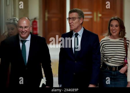 Madrid Spagna; 04/30/2024.- il presidente del PP, Alberto Núñez Feijóo (C), presiede la riunione dei gruppi parlamentari del Congresso e del Senato alla camera dei deputati. Nello stesso spazio, il PP, con la maggioranza assoluta al Senato, minaccia Pedro Sánchez e sua moglie, Begoña Gómez, da settimane di invitarli a comparire nella cosiddetta "commissione Koldo", l'organo investigativo che i conservatori hanno lanciato. Alla camera alta per analizzare in dettaglio lo scandalo che colpisce l'ex consigliere di José Luis Ábalos. Questo martedì, Alberto Núñez Feijóo ha specificato la guerra Foto Stock