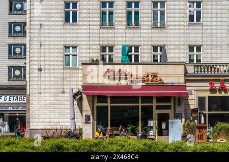 Kaffee und Tee Cafe al Frankfurter Tor - originale architettura comunista/stalinista della Germania Est, Berlino Friedrichshain, Germania Foto Stock