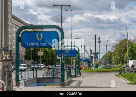 Ingresso alla linea metropolitana U5 di Berlino a Frankfurter Tor lungo Karl Marx Allee a Friedrichshain, Berlino, Germania, Europa Foto Stock