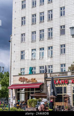 Kaffee und Tee Cafe al Frankfurter Tor - originale architettura comunista/stalinista della Germania Est, Berlino Friedrichshain, Germania Foto Stock