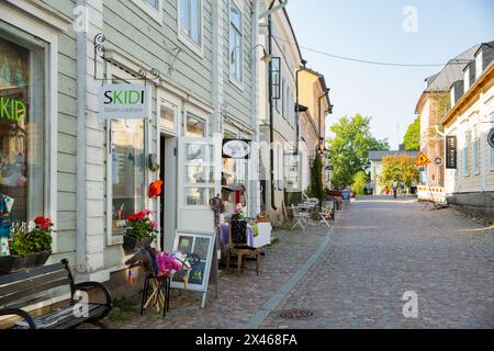 Porvoo, Finlandia - 2 settembre: Strette strade acciottolate della città vecchia di Porvoo. Pittoresche case in legno colorate. Centro storico, luogo turistico, punto di riferimento della Finlandia. Caldo giorno d'estate nella campagna nordica. Foto Stock