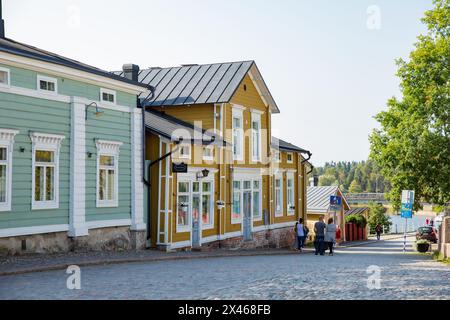 Porvoo, Finlandia - 2 settembre: Strette strade acciottolate della città vecchia di Porvoo. Pittoresche case in legno colorate. Centro storico, luogo turistico, punto di riferimento della Finlandia. Caldo giorno d'estate nella campagna nordica. Foto Stock