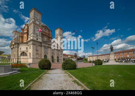 Vicoforte, Cuneo, Piemonte, Italia - 25 aprile 2024: Santuario della Natività di Maria con la cupola ellittica più grande del mondo Foto Stock