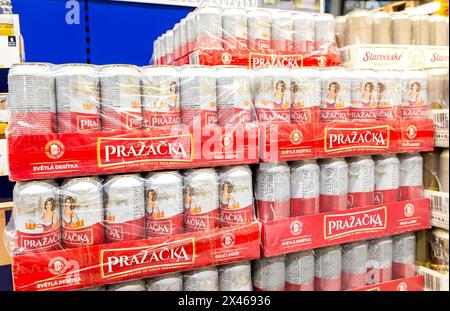 Samara, Russia - 6 aprile 2024: Prazacka birra leggera in bottiglia ceca Prazacka prodotta utilizzando la tecnologia tradizionale in un superstore Foto Stock