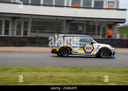 Lewis Selby 18 Napa Racing UK Vertu Motors Mini Challenge Donington Park a Donington Park, Derby, Inghilterra il 27 aprile 2024. Foto di Chris Williams. Foto Stock