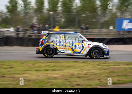 Lewis Selby 18 Napa Racing UK Vertu Motors Mini Challenge Donington Park a Donington Park, Derby, Inghilterra il 27 aprile 2024. Foto di Chris Williams. Foto Stock