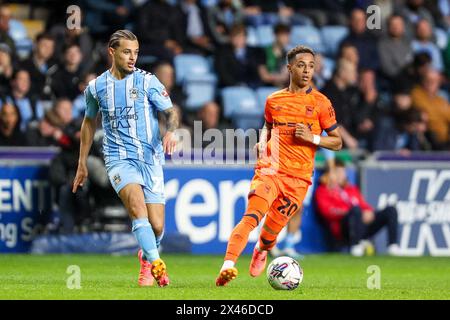 Coventry, Regno Unito. 30 aprile 2024. Joel Latibeaudiere di Coventry in azione durante l'EFL Sky Bet Championship match tra Coventry City e Ipswich Town alla Coventry Building Society Arena di Coventry, Inghilterra, il 30 aprile 2024. Foto di Stuart Leggett. Solo per uso editoriale, licenza richiesta per uso commerciale. Non utilizzare in scommesse, giochi o pubblicazioni di singoli club/campionato/giocatori. Crediti: UK Sports Pics Ltd/Alamy Live News Foto Stock