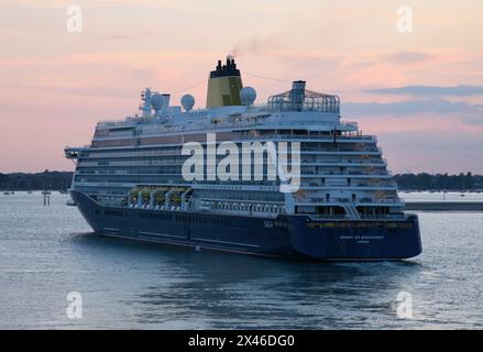 Una vista della nave da crociera DELLA SAGA, lo Spirit of Discovery, mentre lascia il Porto di Portsmouth, Hampshire, Regno Unito, domenica 28 aprile 2024 Foto Stock