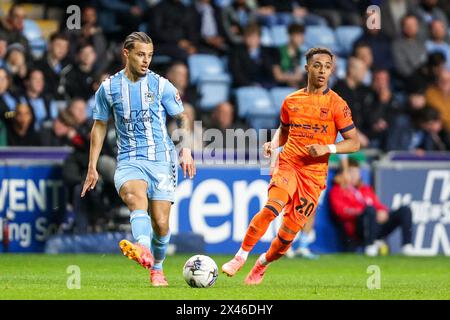 Coventry, Regno Unito. 30 aprile 2024. Joel Latibeaudiere di Coventry in azione durante l'EFL Sky Bet Championship match tra Coventry City e Ipswich Town alla Coventry Building Society Arena di Coventry, Inghilterra, il 30 aprile 2024. Foto di Stuart Leggett. Solo per uso editoriale, licenza richiesta per uso commerciale. Non utilizzare in scommesse, giochi o pubblicazioni di singoli club/campionato/giocatori. Crediti: UK Sports Pics Ltd/Alamy Live News Foto Stock