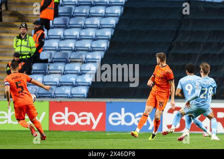 Coventry, Regno Unito. 30 aprile 2024. Josh Eccles di Coventry tenta di superare Cameron Burgess di Ipswich durante l'EFL Sky Bet Championship match tra Coventry City e Ipswich Town alla Coventry Building Society Arena di Coventry, Inghilterra, il 30 aprile 2024. Foto di Stuart Leggett. Solo per uso editoriale, licenza richiesta per uso commerciale. Non utilizzare in scommesse, giochi o pubblicazioni di singoli club/campionato/giocatori. Crediti: UK Sports Pics Ltd/Alamy Live News Foto Stock