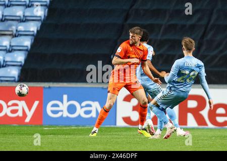 Coventry, Regno Unito. 30 aprile 2024. Josh Eccles di Coventry tenta di superare Cameron Burgess di Ipswich durante l'EFL Sky Bet Championship match tra Coventry City e Ipswich Town alla Coventry Building Society Arena di Coventry, Inghilterra, il 30 aprile 2024. Foto di Stuart Leggett. Solo per uso editoriale, licenza richiesta per uso commerciale. Non utilizzare in scommesse, giochi o pubblicazioni di singoli club/campionato/giocatori. Crediti: UK Sports Pics Ltd/Alamy Live News Foto Stock