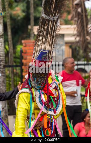 Los Guloyas di San Pedro de Macoris nella parata del Carnevale di la Vega nella Repubblica Dominicana. Sono discendenti di schiavi portati sull'isola fr Foto Stock